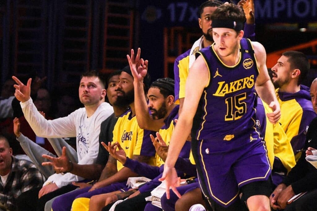 Austin Reaves se expresa: ¿Qué futuro le espera en los Lakers? 1 Con el ascenso de Austin Reaves como figura clave de los Lakers, los fanáticos y analistas se preguntan: ¿permanecerá en Los Ángeles o su talento lo llevará a otro equipo?