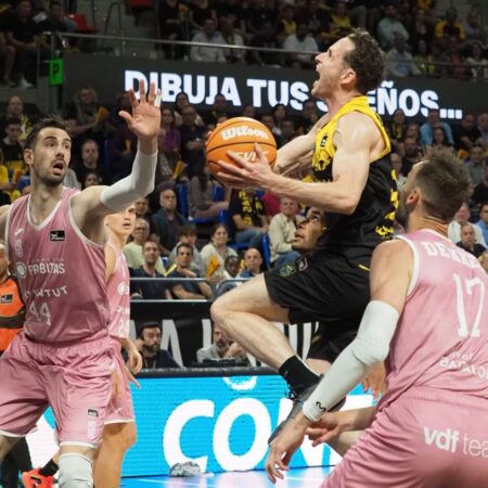Huertas da una clase magistral y guía a CB Canarias en el Juego 1