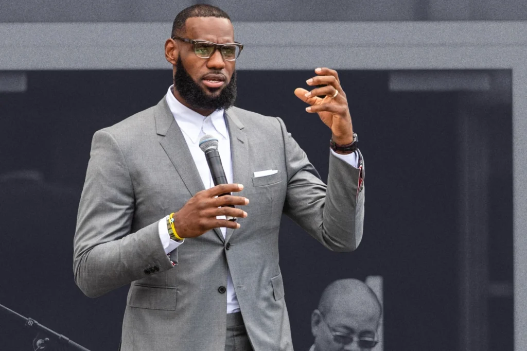 ¿De cuánto es la fortuna de LeBron James en la actualidad? 1 LeBron James