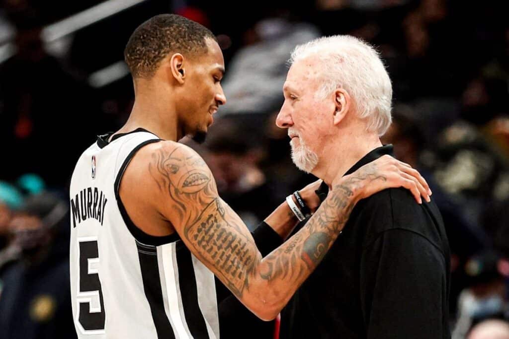 ¿Qué hizo Popovich por Dejounte Murray? El gesto que conmueve a la NBA 1 En la NBA, donde las historias de superación resuenan, el vínculo entre Gregg Popovich y Dejounte Murray destaca como un ejemplo de humanidad