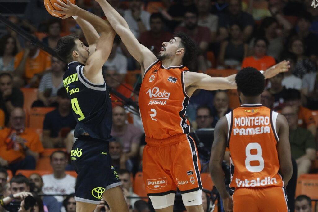 Rumores ACB: ¿Valencia o Barça Basket? El pívot europeo que desata una guerra de fichajes 1 Rumores ACB: ¿Valencia o Barça Basket? El pívot europeo que desata una guerra de fichajes