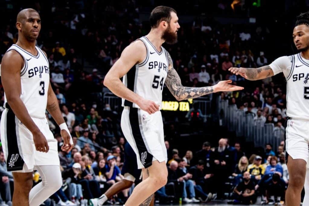 ¿Traspasos en el Draft NBA? Los 76ers exploran un mega movimiento con los Spurs 1 los Philadelphia 76ers y los San Antonio Spurs están negociando un posible intercambio de sus selecciones de primera ronda en el Draft NBA 2025