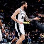 los Philadelphia 76ers y los San Antonio Spurs están negociando un posible intercambio de sus selecciones de primera ronda en el Draft NBA 2025