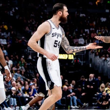 ¿Traspasos en el Draft NBA? Los 76ers exploran un mega movimiento con los Spurs