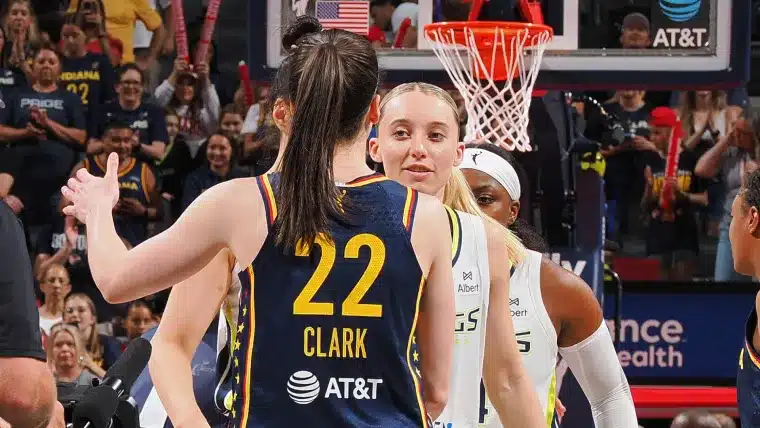 ¿Quién ganó la batalla? Lo mejor del enfrentamiento Clark vs Bueckers en la WNBA 1 ¿Quién ganó la batalla? Lo mejor del enfrentamiento Clark vs Bueckers en la WNBA. Créditos a Getty Images