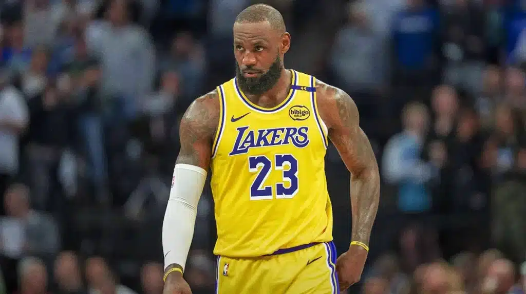 LeBron James en la mira: ¿Cuáles son los 4 equipos que intentaron ficharlo? 1 LeBron James en la mira: ¿Cuáles son los 4 equipos que intentaron ficharlo?