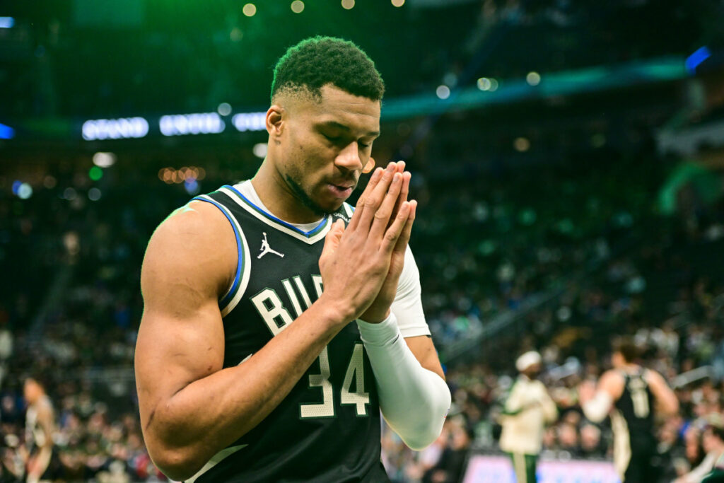 Tensión en Milwaukee: ¿Forzará Giannis Antetokounmpo un cambio tras la salida de Lillard? Créditos a Benny Sieu-Imagn Images
