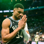 Tensión en Milwaukee: ¿Forzará Giannis Antetokounmpo un cambio tras la salida de Lillard? Créditos a Benny Sieu-Imagn Images