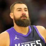 Jonas Valanciunas rompe el silencio: El misterio de su futuro resuelto. Créditos a Darren Yamashita-Imagn Images